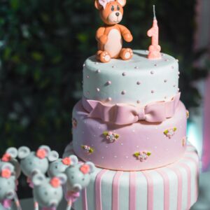 Charming teddy bear themed cake for a first birthday celebration, perfect for creating special memories.