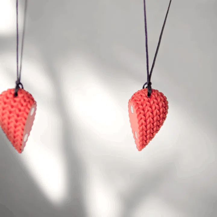 قلادة أنيقة بتصميم قلب ثلاثي الأبعاد بملمس مميز - الصورة 2