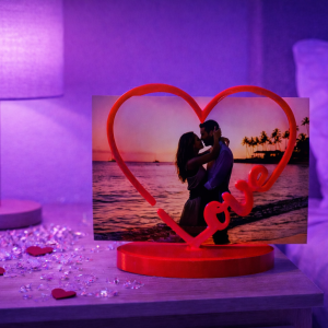 ستاند ديكور أنيق بتصميم قلب يحمل صورة خاصة