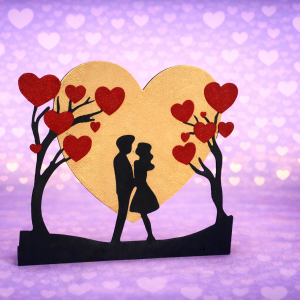 ديكور حب رومانسي – مجسم زوجين مع قلوب وشجر