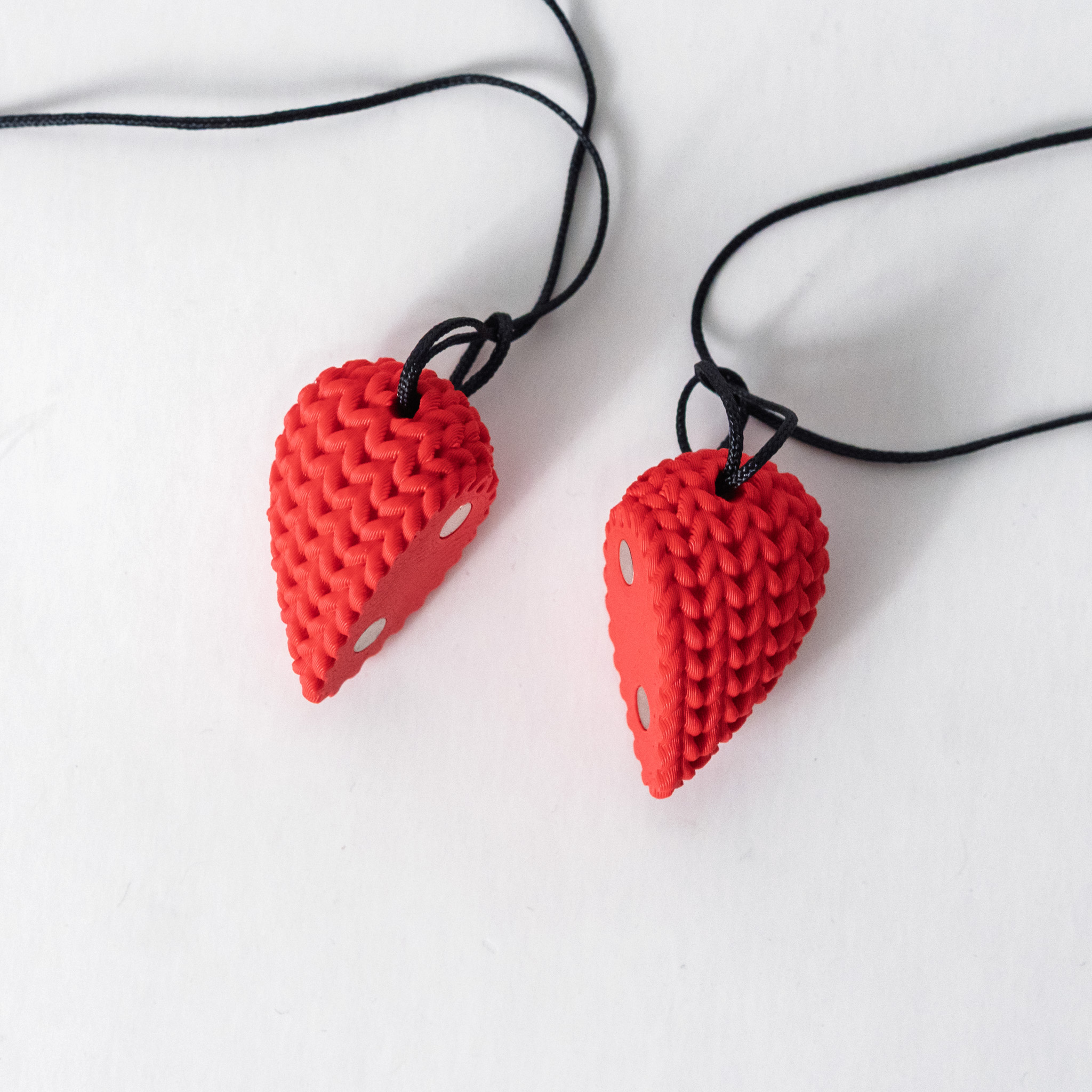 قلادة أنيقة بتصميم قلب ثلاثي الأبعاد بملمس مميز - الصورة 3