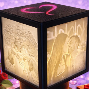 مصباح ديكور فاخر بتصميم مكعب مضيء يعرض صورك بطريقة فنية ثلاثية الأبعاد على جوانبه